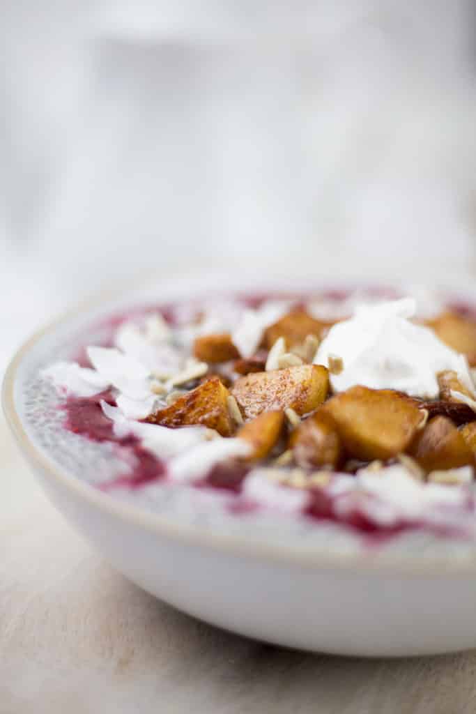 Gros plan des poires et des feijoas sur la bouillie de graines de chia