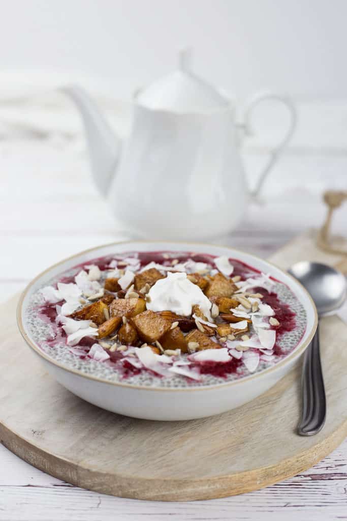 Chiasamen-Porridge mit Teekanne und Löffel