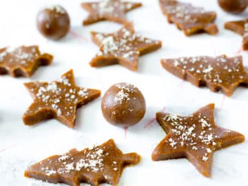 Raw Gingerbread Cookies Bites - Soft and chewy on the inside, with a delicious hint of ginger and Christmas spices. Paleo & Vegan.