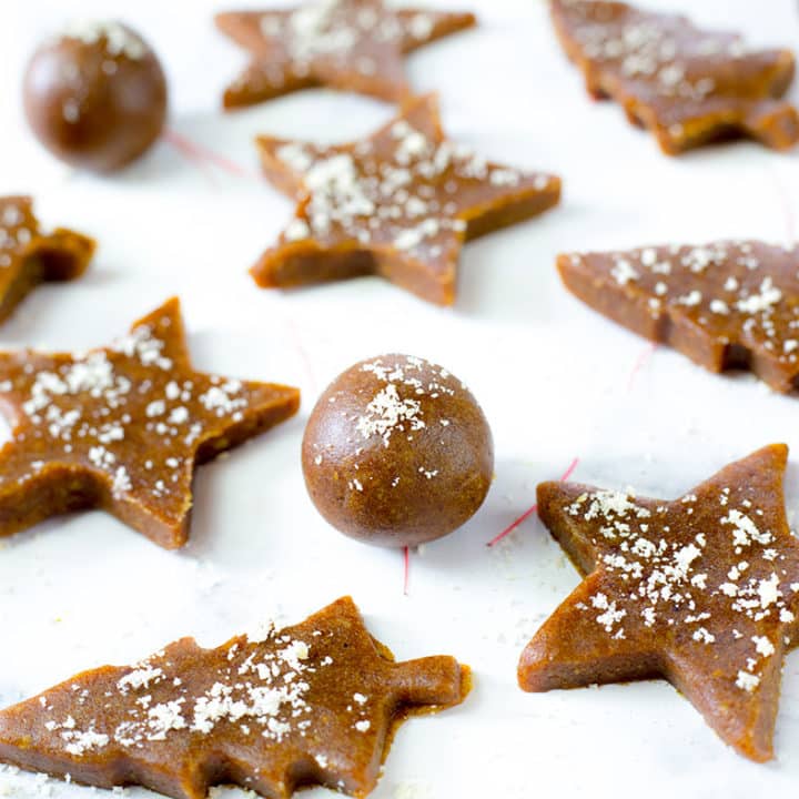 Raw Gingerbread Cookies Bites - Soft and chewy on the inside, with a delicious hint of ginger and Christmas spices. Paleo & Vegan.